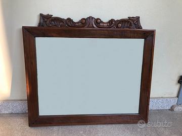 Specchio in noce con fregio antico