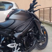 Suzuki GSX s 950