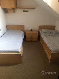 Letti singoli e comodino (camera da letto)