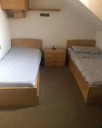 Letti singoli e comodino (camera da letto)