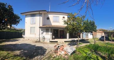 Villa indipendente con giardino