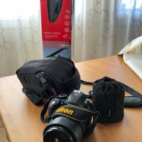 Nikon D3100 con 2 obiettivi e cavalletto