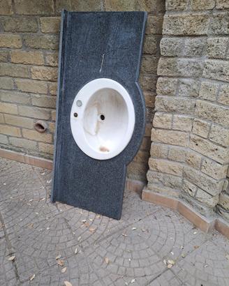 lavabo incastonato nel marmo o granito non ricordo