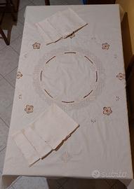 Tovaglia rotonda con ricami nuova