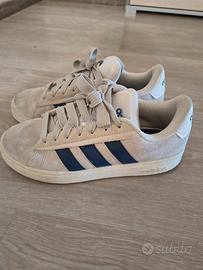 sneakers Adidas Grand Court 00s, effetto camoscio