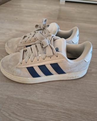 sneakers Adidas Grand Court 00s, effetto camoscio