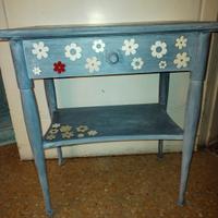comodino con fiori di legno