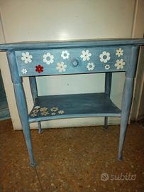 comodino con fiori di legno