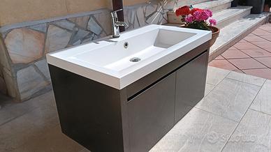 Mobile in sospensione per bagno con lavabo
