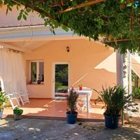 Spazioso appartamento con veranda e giardino