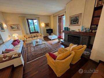 Villa con ampio giardino