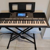 Yamaha PSR S970 con supporto 