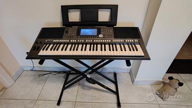 Yamaha PSR S970 con supporto 