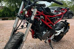 Moto Benelli tnt 125 incidentata