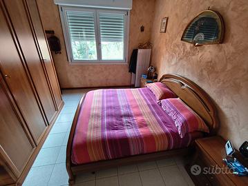 Camera da letto classica completa in noce.