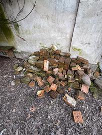 Mattoni pieni e forati vecchi