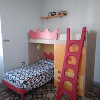 cameretta letto a castello con armadio  e mensole