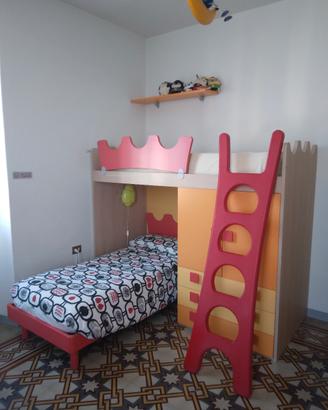 cameretta letto a castello con armadio  e mensole