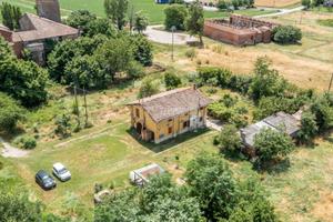 PORZIONE DI CASA CON AMPIO GIARDINO PRIVATO