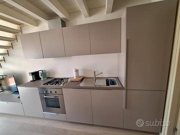 Cucina moderna completa di elettrodomestici