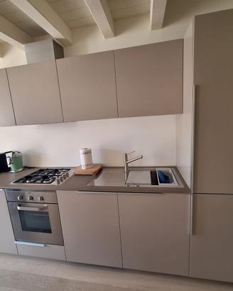 Cucina moderna completa di elettrodomestici