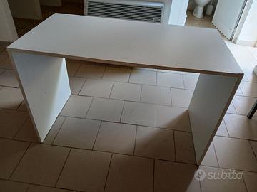 scrivania bianca in compensato