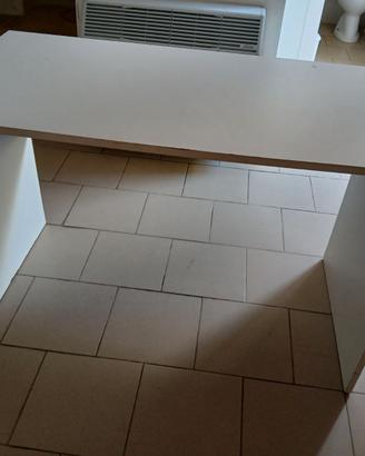 scrivania bianca in compensato
