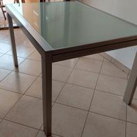 Tavolo in metallo e vetro