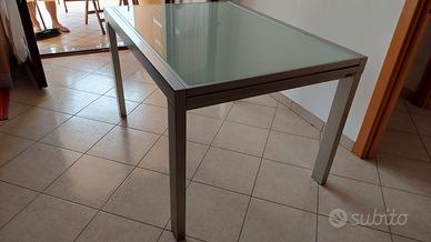 Tavolo in metallo e vetro