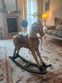 Cavallo a dondolo artigianale in legno dipinto-