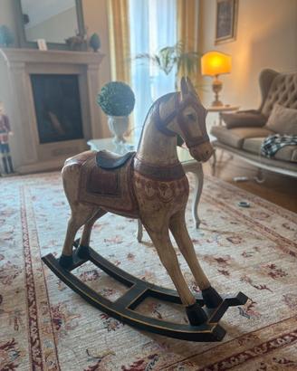 Cavallo a dondolo artigianale in legno dipinto-