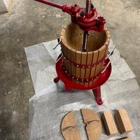 Torchio a leva per uva e frutta