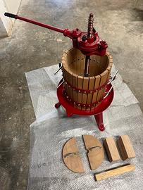 Torchio a leva per uva e frutta