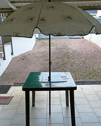 Tavolo da giardino 80x80 con ombrellone