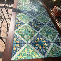 Tavolo con ceramiche di Vietri