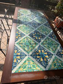 Tavolo con ceramiche di Vietri