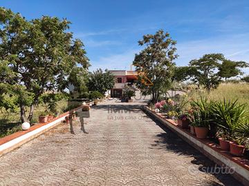 Villa con giardino