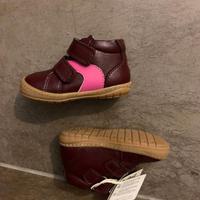 Queste sono un paio di scarpine per bambini a sti