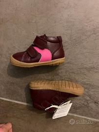 Queste sono un paio di scarpine per bambini a sti