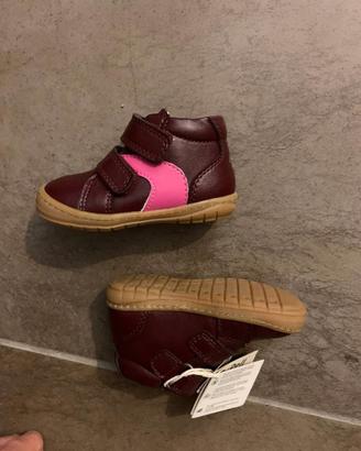 Queste sono un paio di scarpine per bambini a sti