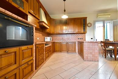 Cucina rustica in legno massello