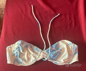 costume bianco e azzurro