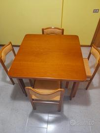 tavolo con 4 sedie rivestite 