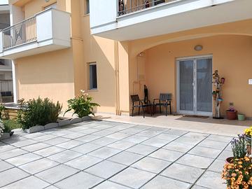 Appartamento piano terra ampio terrazzo e giardino