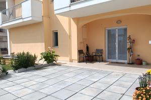 Appartamento piano terra ampio terrazzo e giardino
