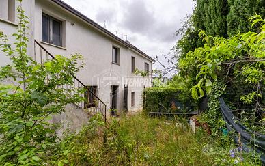 Soluzione indipendente da ristrutturare a Civitano