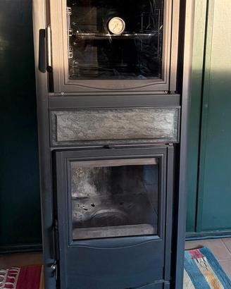 Stufa a legna con forno 