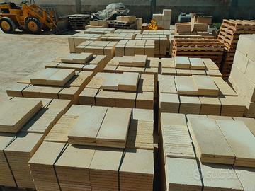 rivestimento in pietra di tufo e cornici