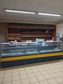 due banchi alimentare e carne 