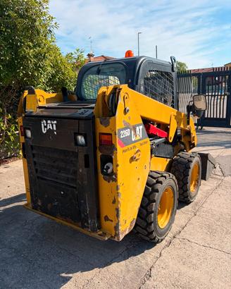 P210 - Pala 30 q caterpillar 226 D TARGATA